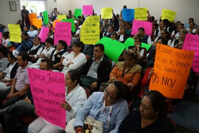 Desconocen trabajadores de Salud a dirigente sindical; sigue paro