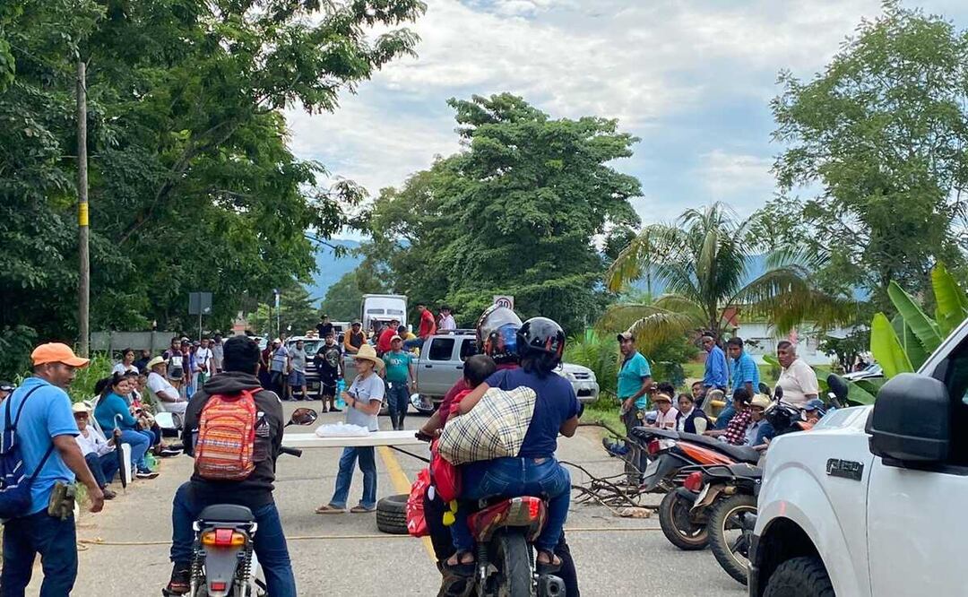 Por disputa de cascada y balneario, pobladores chinantecos bloquean carretera Oaxaca-Tuxtepec. Foto: Especial