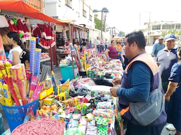 Inician venta de pirotecnia en Juchitán con motivo de las fiestas de fin de año; tradición de mujeres zapotecas