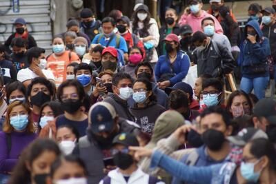 Entre aglomeraciones y reclamos avanza segunda jornada de vacunación emergente en Oaxaca