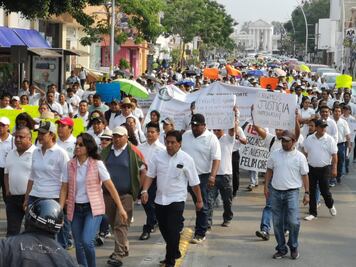 Con marcha, personal  del IEBO exige justicia