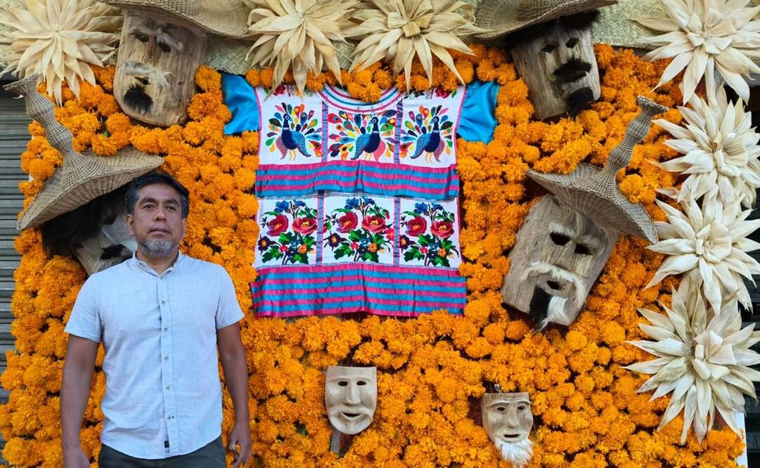 Las fiestas de Muertos para los mazatecos es de mucha convivencia, fraternidad y solidaridad, explica Octavio Vasconcelos quien, junto a su familia, adornar la fachada les tomó tres madrugadas. Foto: Edwin Hernández EL UNIVERSAL