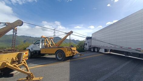 Dejan fuertes vientos cortes eléctricos y un trailer volcado en el Istmo de Oaxaca