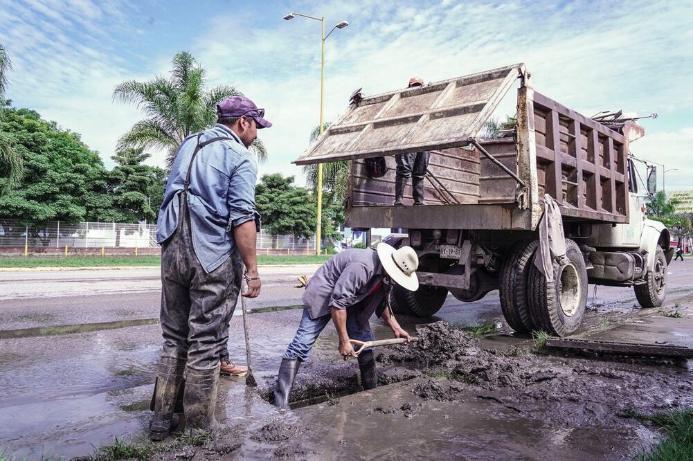 Activan supervisión emergente de alcantarillado de la ciudad de Oaxaca, tras inundaciones por lluvias. Fotos: Sapao