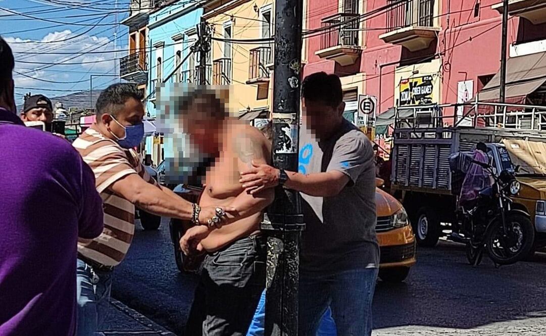 Intentan linchar a presunto ladrón en Centro Histórico de Oaxaca; Policía Turística lo rescata. Foto: Especial