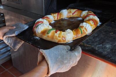 Adolescentes recluidos elaboran roscas de Reyes para vender