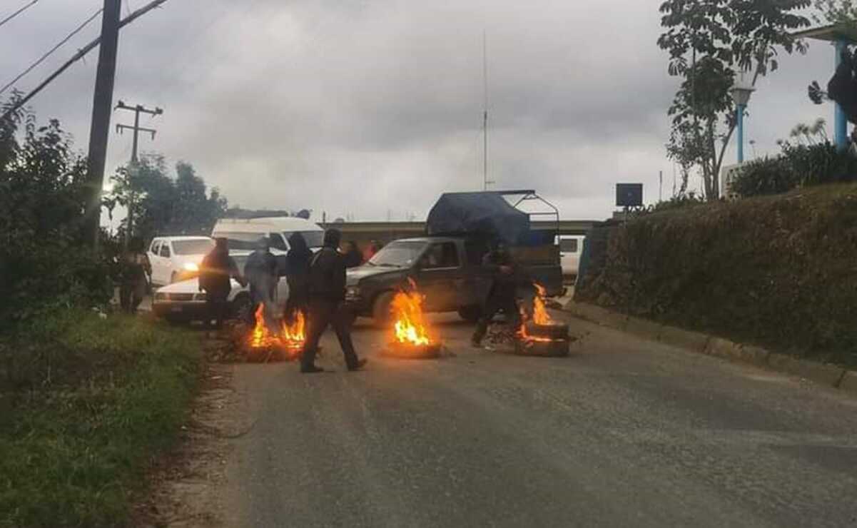 Por conflicto electoral en Zoquiapam, bloquean paso entre Teotitlán y Huautla en la Cañada de Oaxaca