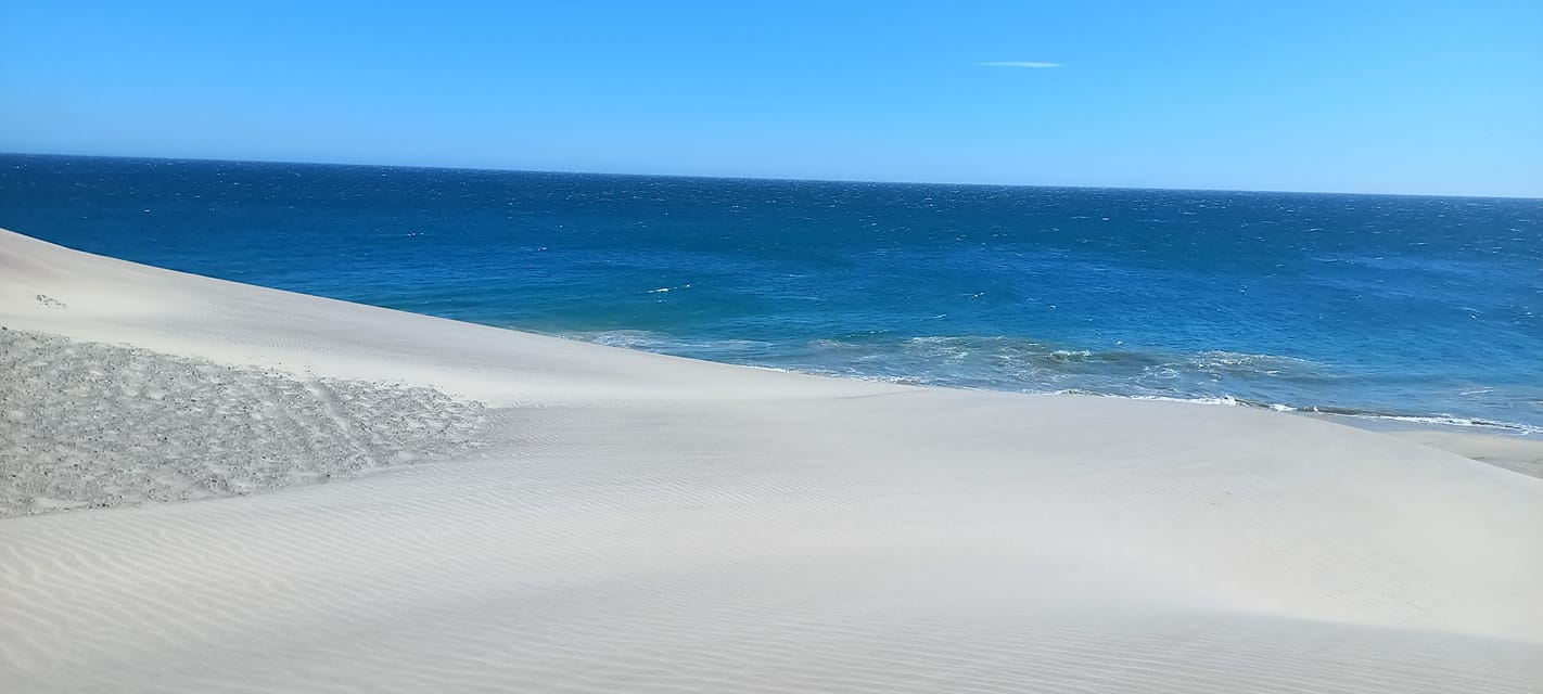 En este lugar, que parece de película, hay dunas de arena porque la playa se localiza el desierto y el mar. Foto: Emili Perez
