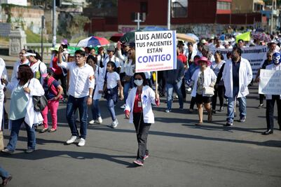 Marcha gremio médico en Oaxaca en defensa de detenido