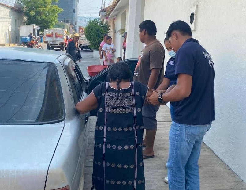 Coordinación Municipal de Protección Civil de Santiago Pinotepa Nacional  brindó atención oportuna a algunas personas que presentaron crisis nerviosa durante el sismo de magnitud 5.6. Foto: Especial