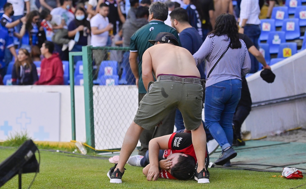 Advertencia de fuertes imágenes: 4 videos y 3 fotos que dan cuenta de la violencia sin control en el Querétaro-Atlas