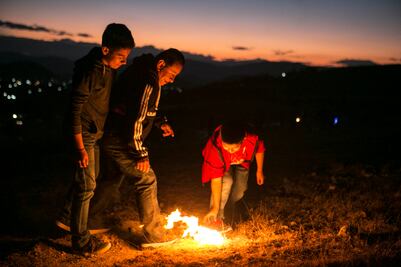 En Teotitlán del Valle, bolas de fuego para iniciar el año nuevo