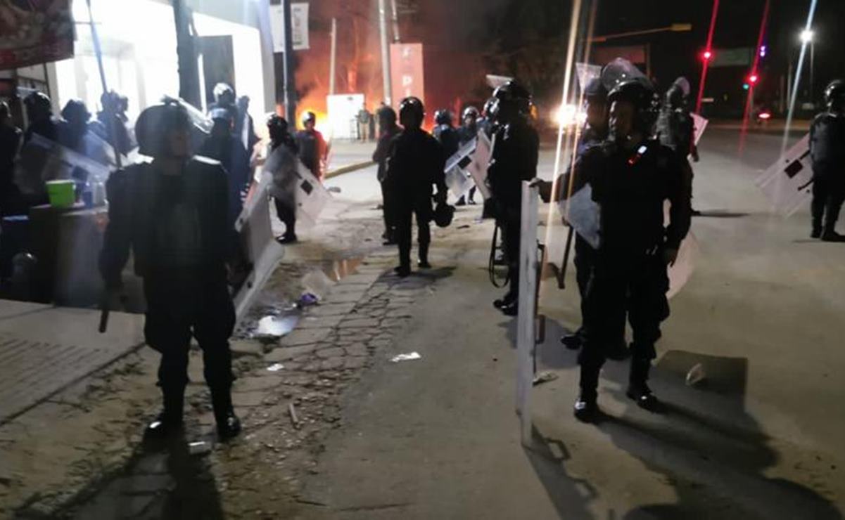 Con piedras y balazos al aire desalojan a manifestantes del crucero del Aeropuerto de Oaxaca; hay 6 heridos. Fotos: SSPO