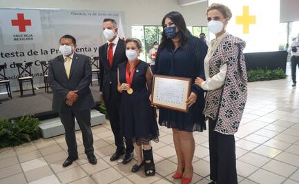 Entrega Murat nombramiento a María Antonieta Velásquez, nueva delegada de la Cruz Roja en Oaxaca
