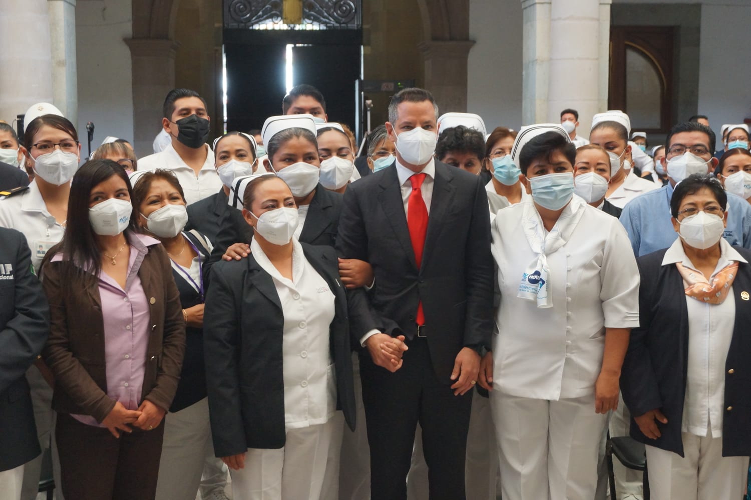 Reconoce Murat vocación de enfermeras en Oaxaca; han muerto 16 a causa de la pandemia