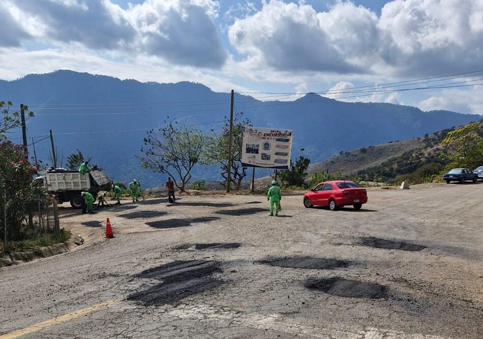 Ante llegada de la presidenta Claudia Sheinbaum a Oaxaca, en la Mixteca inician con bacheo. Foto: Izrael Montecinos