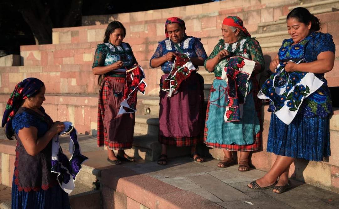 Mujeres de Quialana bordan su propia vestimenta tradicional. Fotos: Edwin Hernández