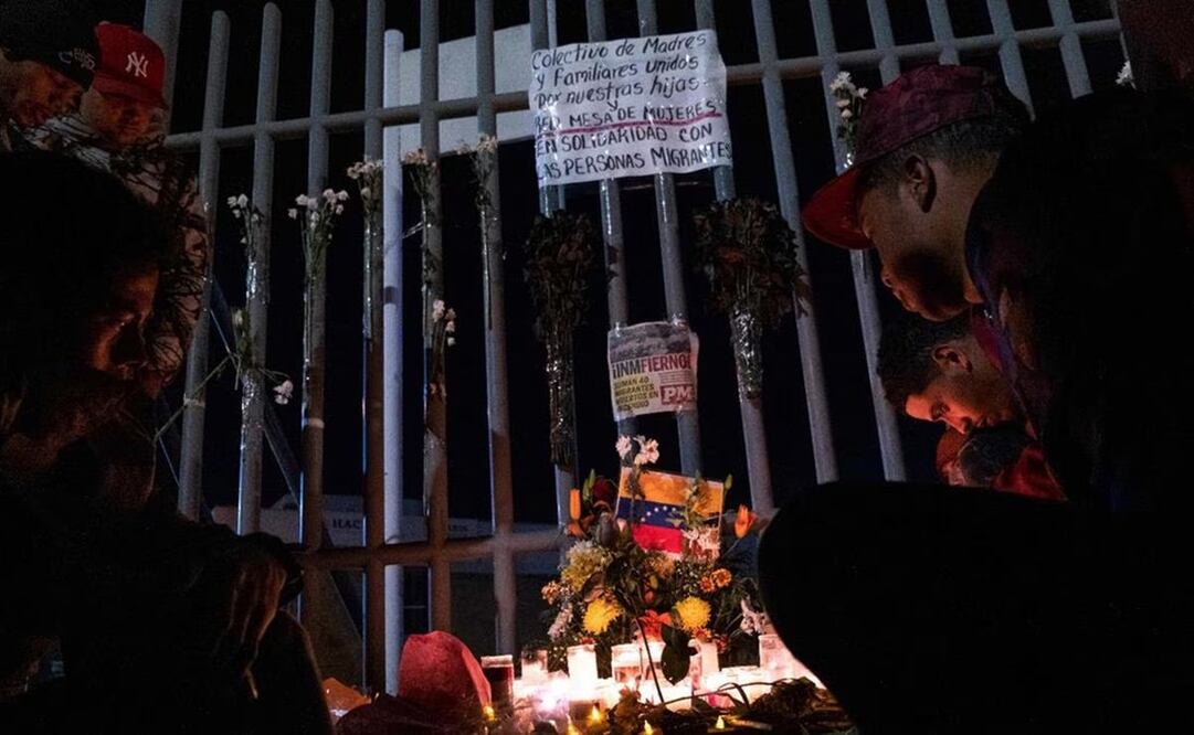 Migrantes oran por los que fallecieron en la Estancia Provisional Migratoria de Ciudad Juárez, Chihuahua. Foto: AFP