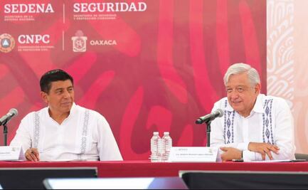 En visita a Huatulco, Oaxaca, AMLO evalúa apoyos a afectados por huracán Agatha