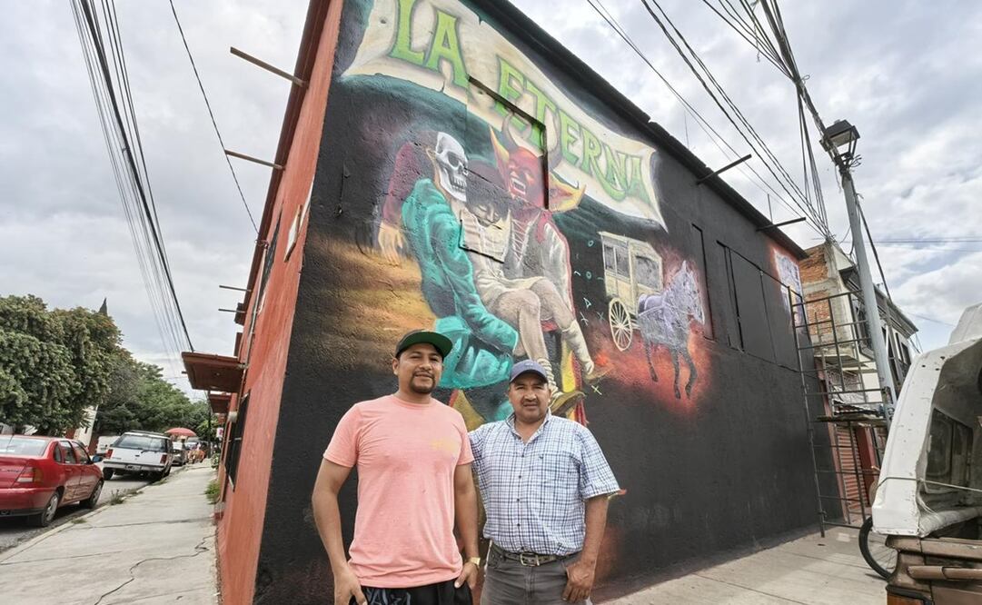 Comparsa La Eterna, hacia su primer "convite muertero" en Oaxaca, previo al Día de Muertos. Fotos: Edwin Hernández