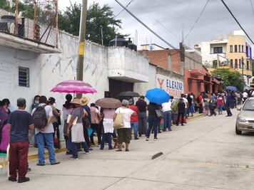 Reportan filas de más de un kilómetro para recibir vacuna antiCovid-19 en Zona Militar; acusan falta de organización