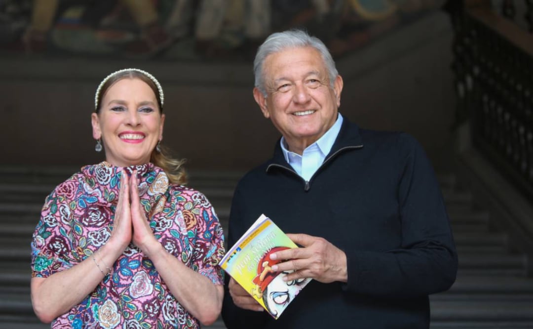 AMLO celebra el Día del Niño leyendo un cuento infantil. Foto: Especial