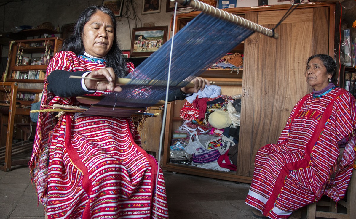 Ante discriminación, portan con orgullo el huipil triqui como una lucha antirracista. Foto: Juana García