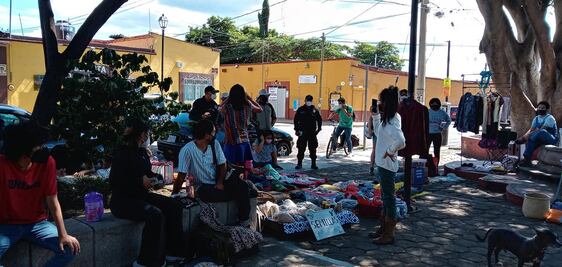 Reporta ayuntamiento capitalino 4 inspectores lesionados tras retiro de Tianguis Autogestivo