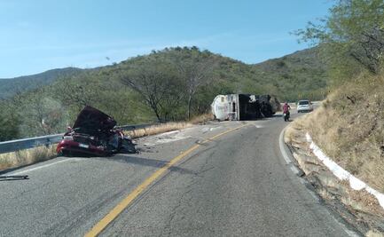 Vuelca pipa sobre taxi y deja 6 muertos en carretera que va de Salina Cruz a Huatulco
