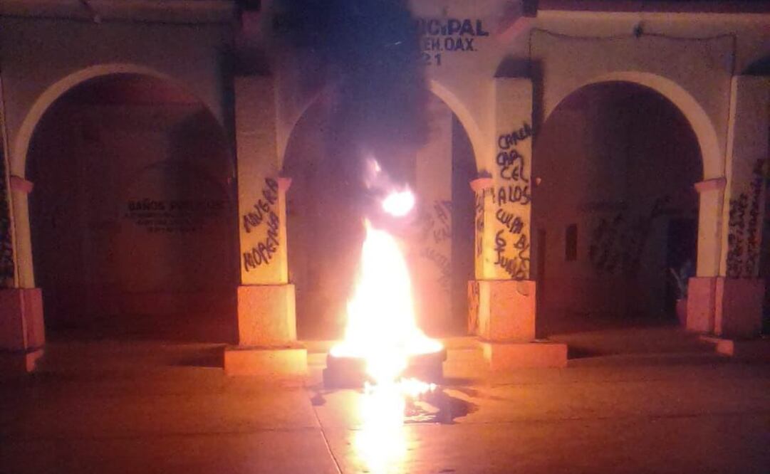 Queman vehículo y neumáticos en Santiago Laollaga, Oaxaca; se oponen a elecciones extraordinarias. Fotos: Especiales