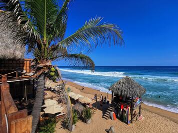 Tras boom en pandemia que trajo turistas todo el año, en Zipolite abrazan solidarios la suspensión