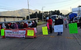 Se registra bloqueo en la carretera federal Tlaxiaco-Oaxaca; pobladores exigen a CFE conectar red eléctrica