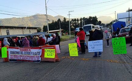 Se registra bloqueo en la carretera federal Tlaxiaco-Oaxaca; pobladores exigen a CFE conectar red eléctrica