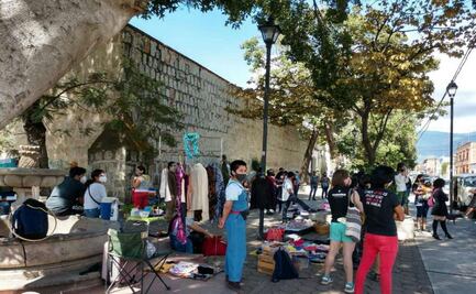 Acusan feministas agresiones de policías de Oaxaca de Juárez en desalojo de tianguis de trueque