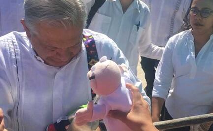 VIDEO. Ahora le tocó a AMLO; le avientan un Dr. Simi en su visita a Oaxaca