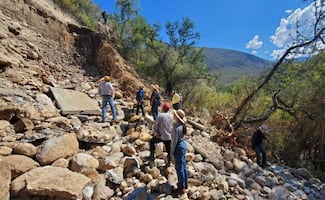 Con cooperaciones, pobladores rehabilitan de manera temporal canal de riego afectado por sismo en la Mixteca