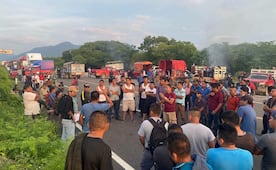 Comunidades mixes y zapotecas bloquean carretera federal 190 por tercer día consecutivo; Secretaría de Gobierno pide liberar la vía