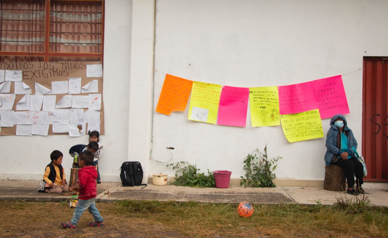 Un centenar de desplazados de Atatlahuca clama por alimentos, tras violencia en la Mixteca de Oaxaca
