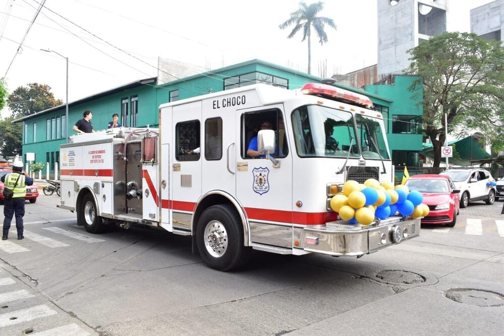 Tras 20 años, Tuxtepec, en la Cuenca de Oaxaca, recibe un nuevo carro de bomberos en donación. Fotos: Antonio Mundaca