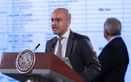 Reaparece David León para justificar vacaciones de López-Gatell
