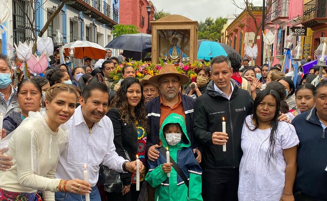 Artesanos de Oaxaca tallan Virgen de Juquila para el Papa Francisco; Murat viajará al Vaticano a entregarla. Fotos: Fernando Martínez