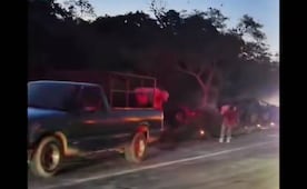 Vuelca tráiler cargado de cemento en la carretera Transístmica 185 y se registra rapiña