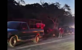 Vuelca tráiler cargado de cemento en la carretera Transístmica 185 y se registra rapiña