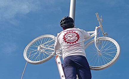 Colocan una bicicleta blanca en memoria de Manuel Alejandro Ruiz, ciclista que falleció tras ser embestido por una camioneta en Tlalixtac de Cabrera