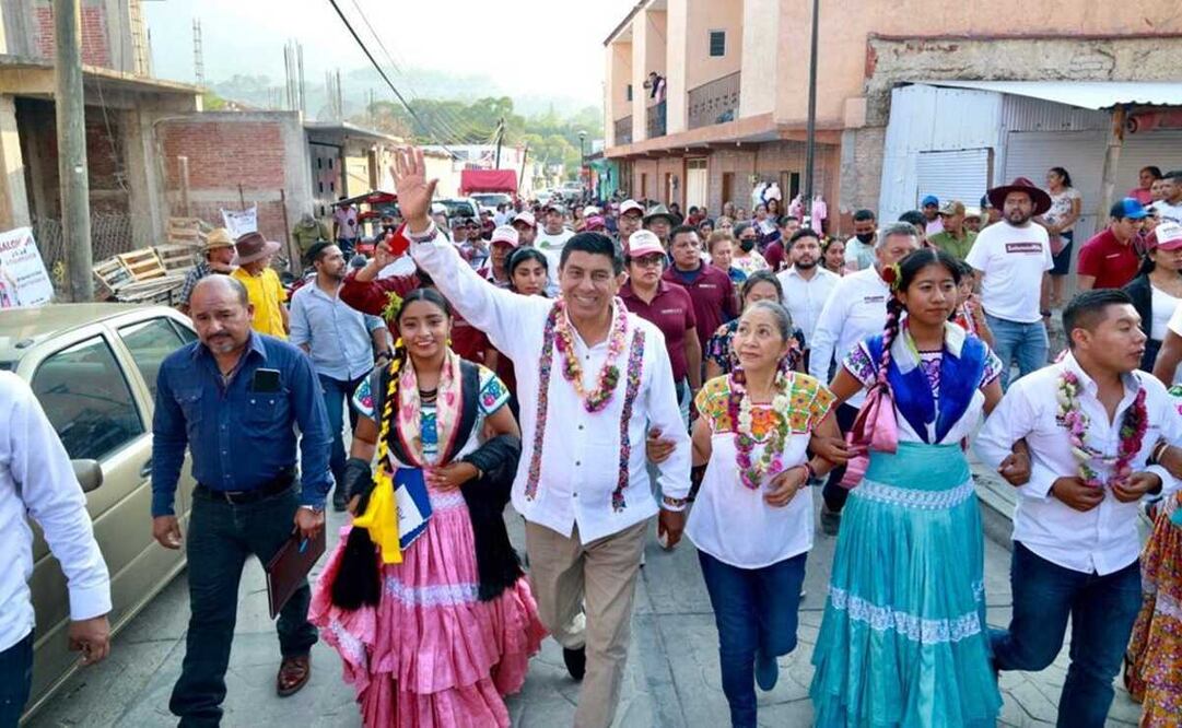 Salomón Jara estuvo de gira en los municipios de Santa Cruz Zenzontepec, Teojomulco, San Lorenzo Texmelucan y Villa Sola de Vega. Foto: Especial