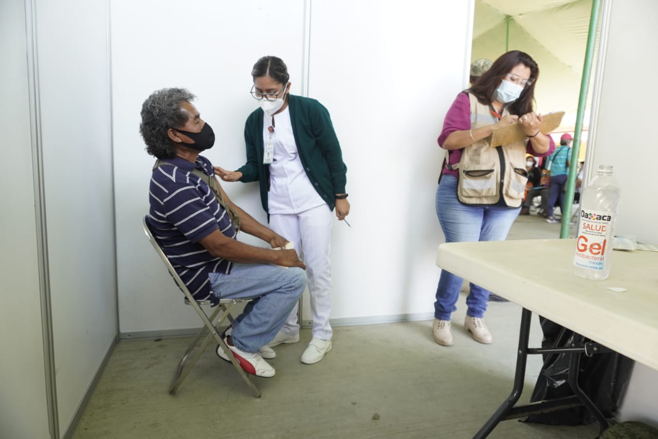 Reportan 531 oaxaqueños con reacciones secundarias por vacunas Covid; 80% han sido mujeres