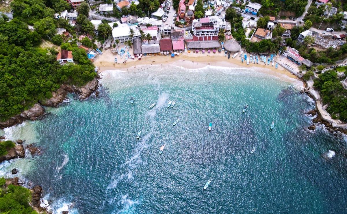 Playa Panteón es un paraíso sereno en Puerto Ángel: mar calmado, snorkel, palapas locales y un ambiente auténtico lejos del turismo masivo. Foto: Facebook Ida y Vuelta CostaOax.