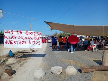 Madres y padres de familia exigen la construcción de aulas; bloquearon la carretera costera en el Istmo de Oaxaca 