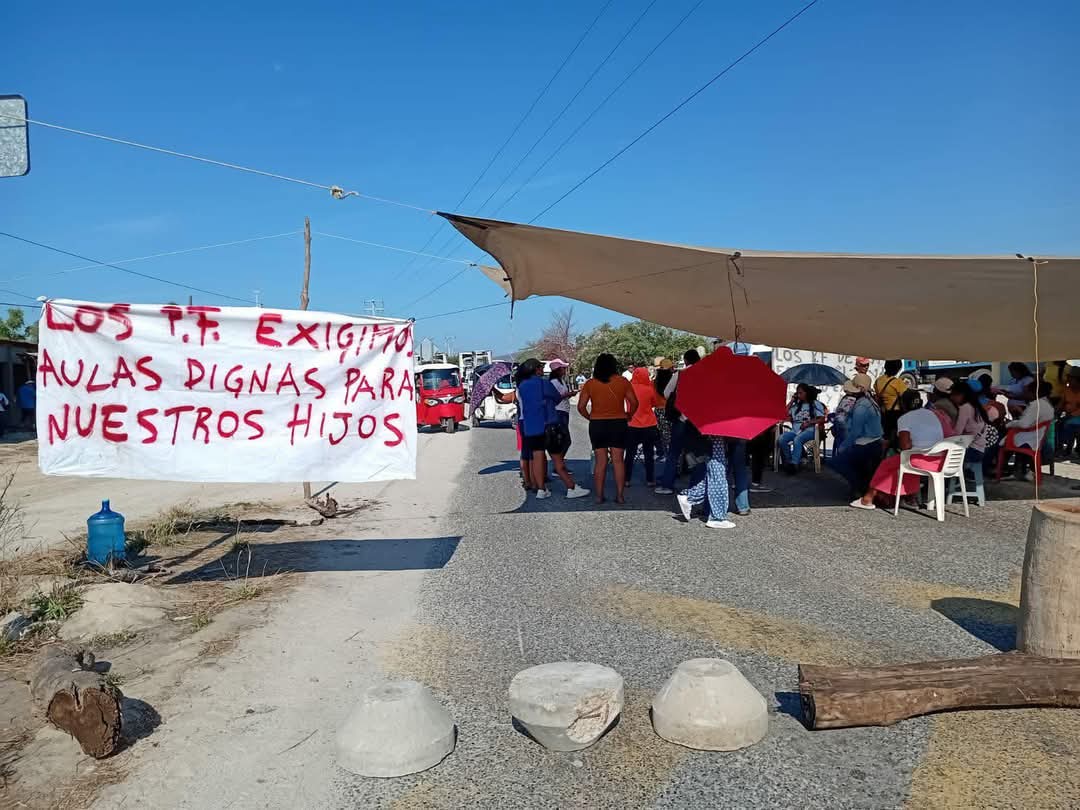 Madres y padres de familia exigen la construcción de aulas; bloquearon la carretera costera en el Istmo de Oaxaca