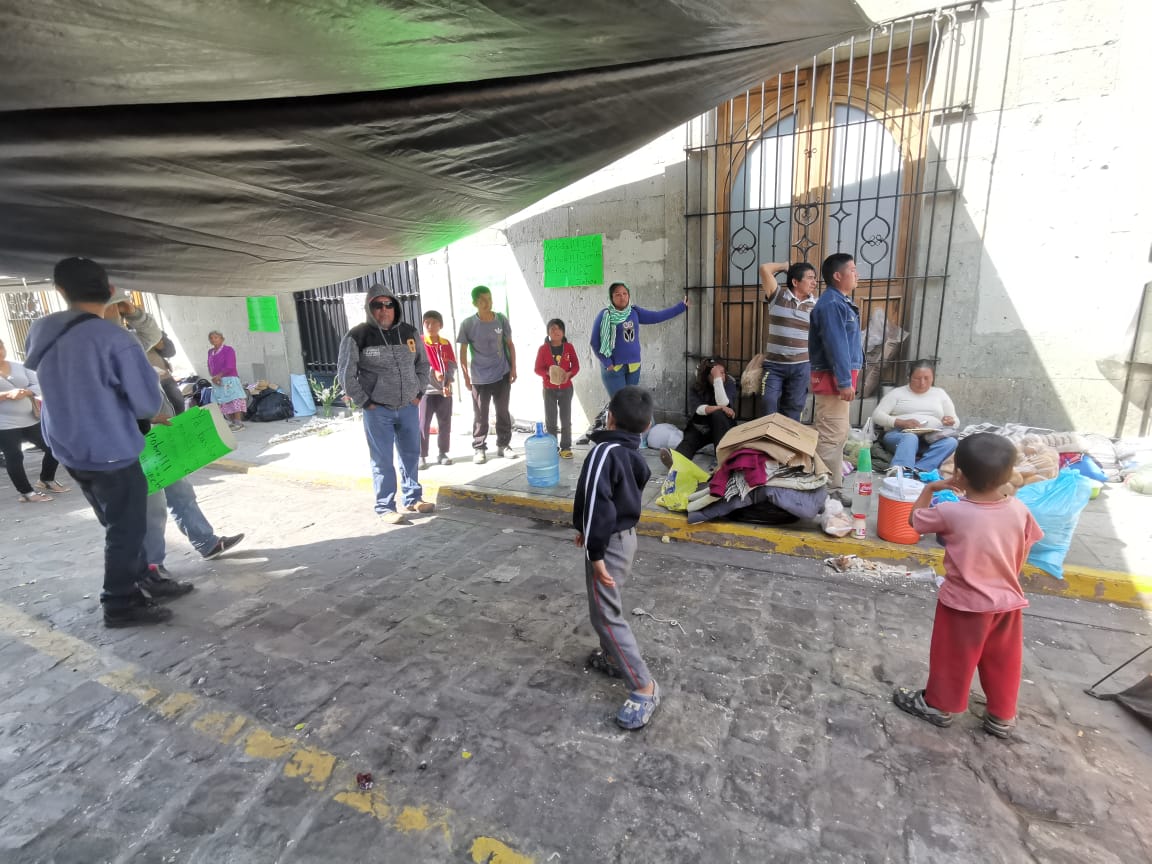 Tras enfrentamiento, desplazados de Xoxo duermen frente al Palacio de Gobierno; exigen atención de autoridades